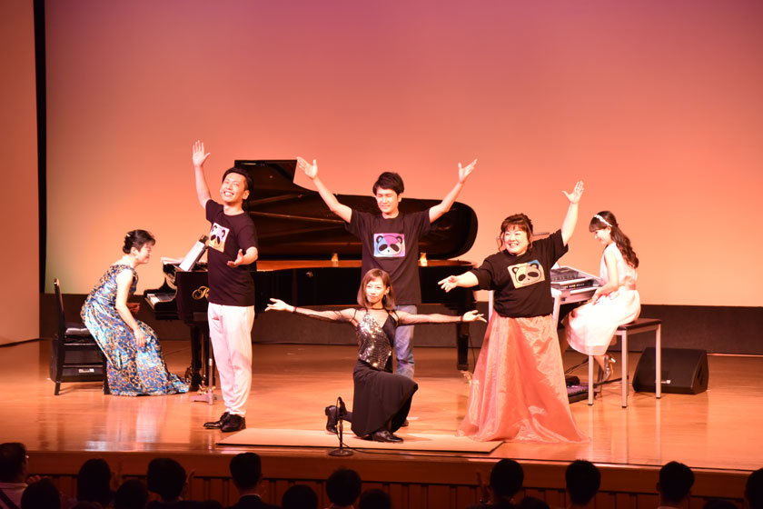 アイ・ガット・リズム／ダンス=森本絢子、歌=（左から）田中良和、木村孝夫、高田真奈美